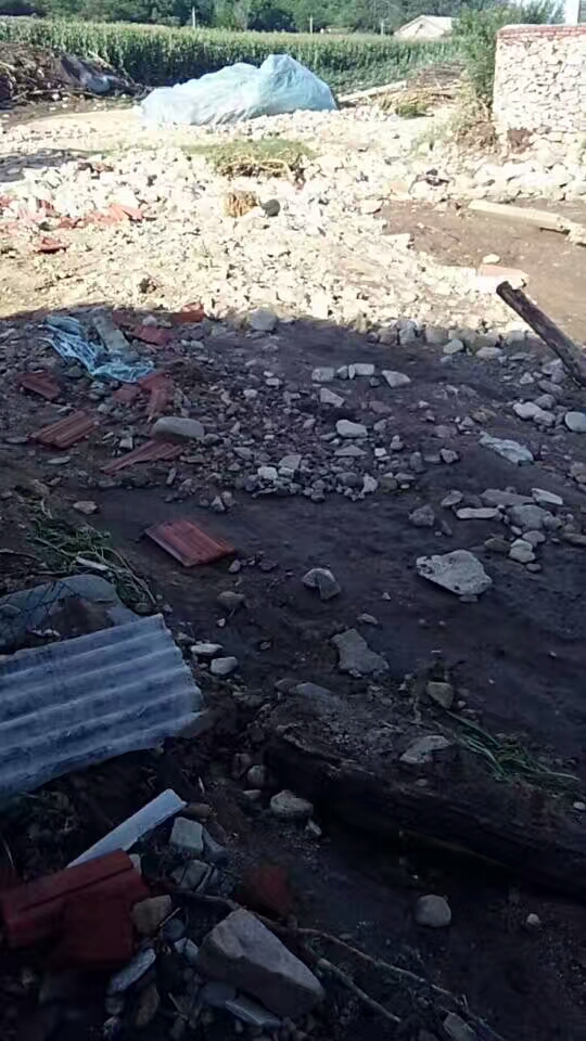 門(mén)前的水泥路面，已經(jīng)不復(fù)存在！