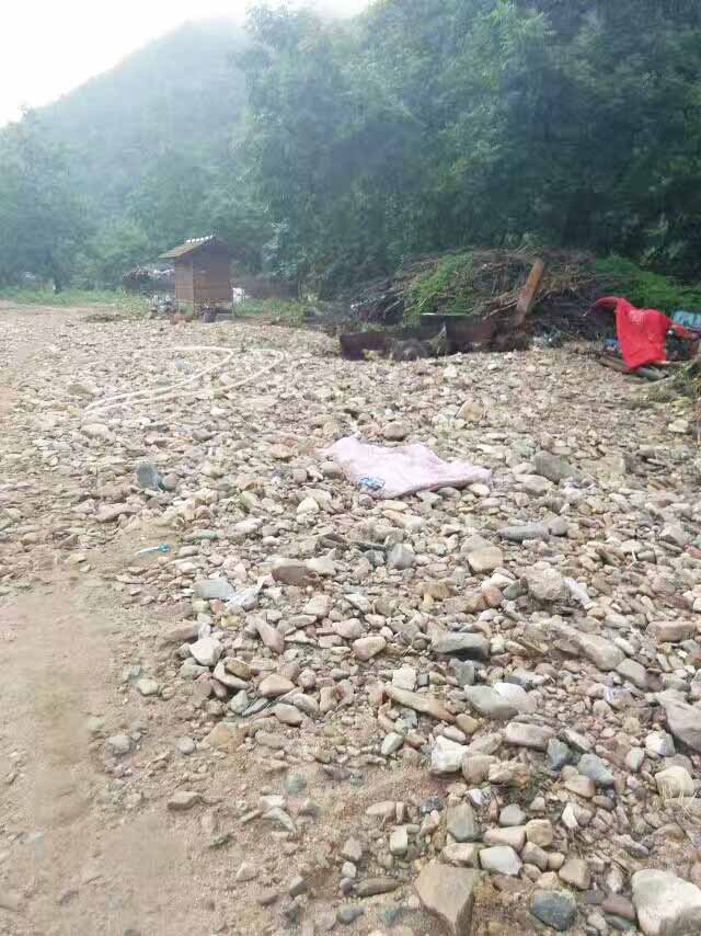 每天村里人聚集于此的長(zhǎng)椅 石凳 都沒(méi)有了！